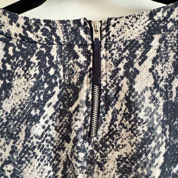 MNG Basics Blue Cream Snake Print Blouse Back Zip Cap Sleeve Women's Sz L - Picture 6 of 6